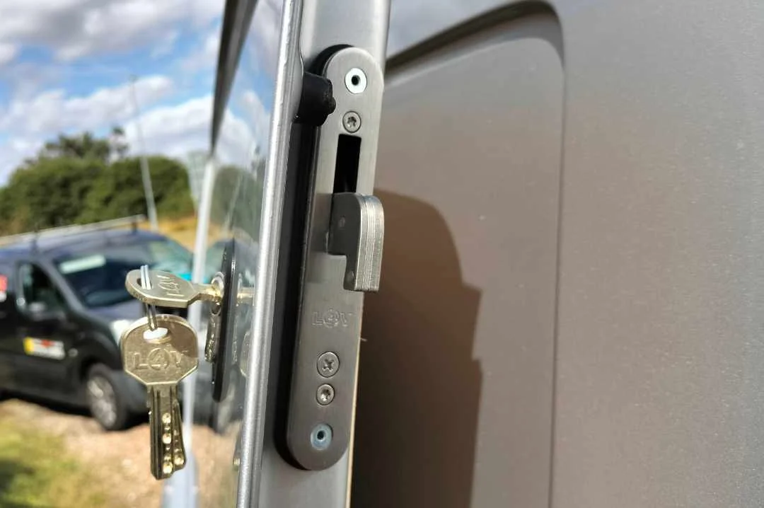 Guida all’installazione delle chiusure di sicurezza per porte furgoni